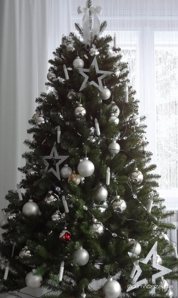 Weihnachtsbaum mit einfachem Silberschmuck
