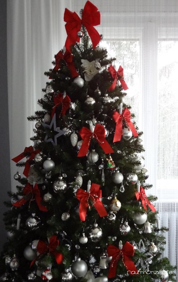 Weihnachtsbaum mit Silberschmuck und grossen roten Schleifen