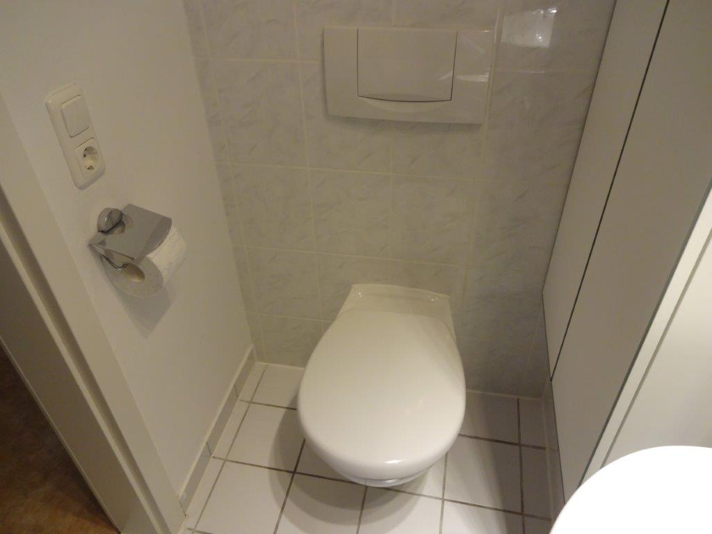 Gaeste-WC Toilettenbereich nachher mit Einbauschrank