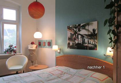 Schlafzimmer Rattan-Bett Kopfteil nach Umgestaltung mit blauer Wand