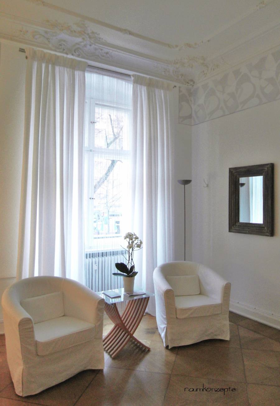 Weiße Vorhänge und Stuckdecken im Kosmetikstudio - raumkonzepte