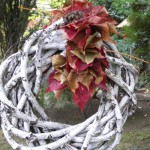 Herbstkranz aus den Naturmaterialien Weinaeste und Weinlaub als herbstliche Dekoration