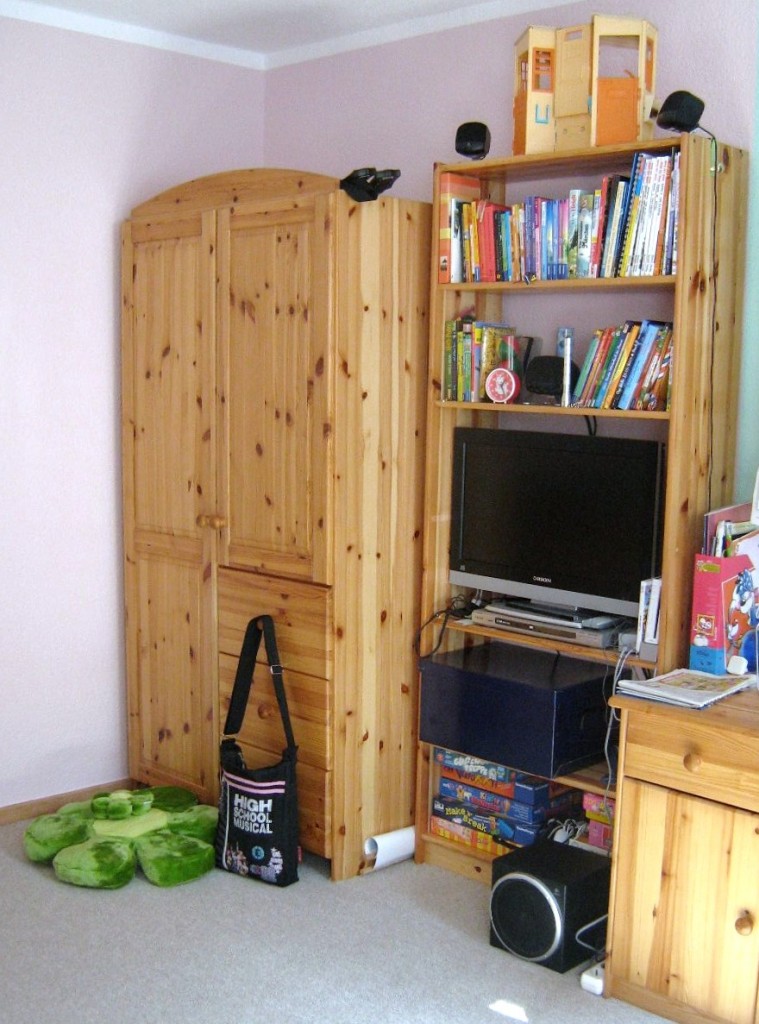 Kinderzimmer nachher uebersichtlich und geordnet