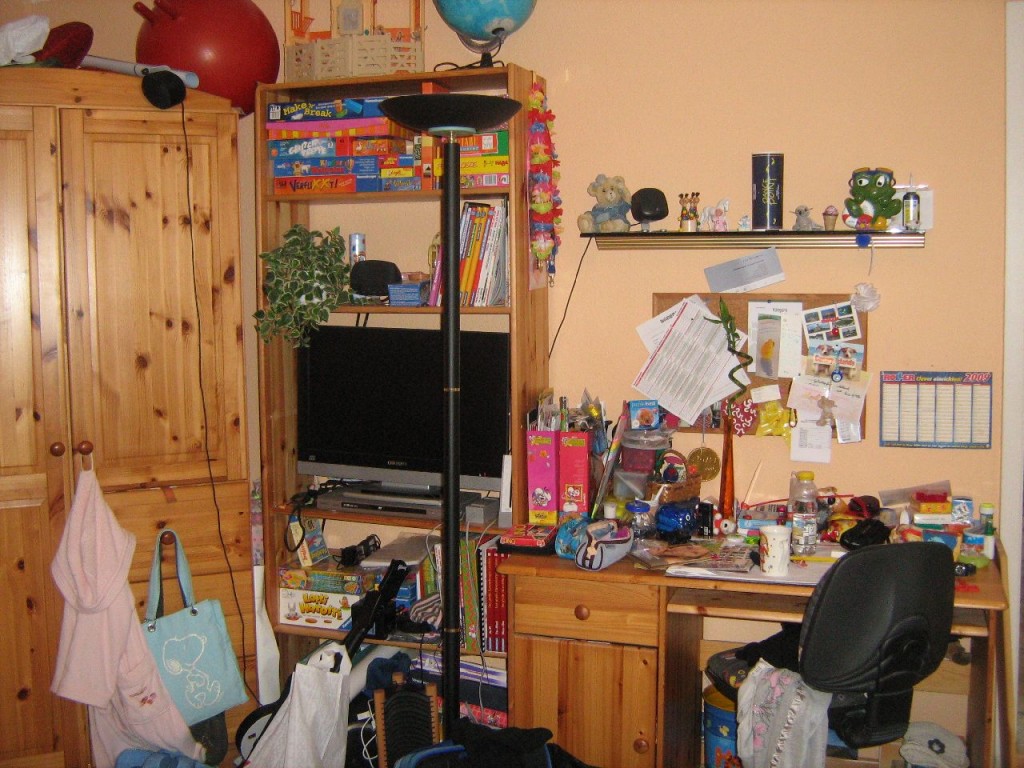 Kinderzimmer vorher mit wenig Ordnung
