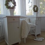 Nachttische antik nachher weiss gestrichen mit Marmorplatten und neuen Griffen