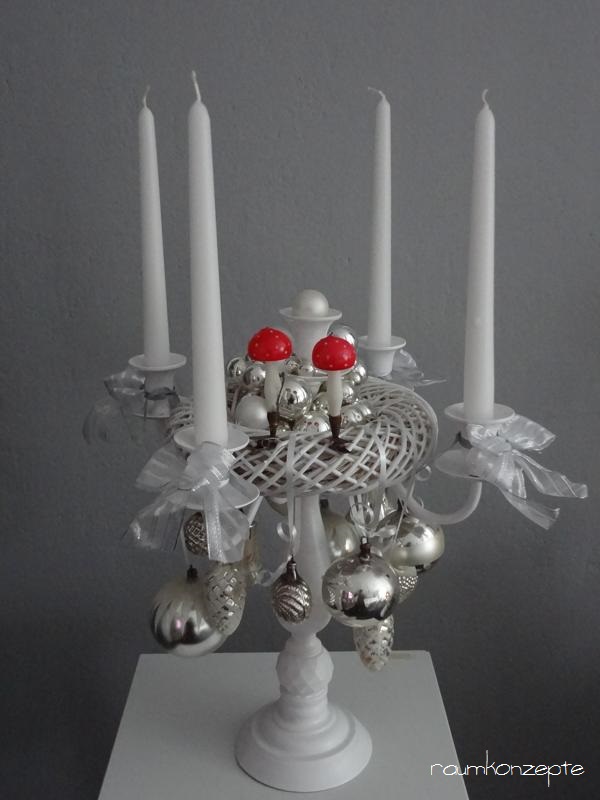 Kerzenleuchter weihnachtlich mit Kranz weissen Schleifen silbernen Kugeln und Fliegenpilzen