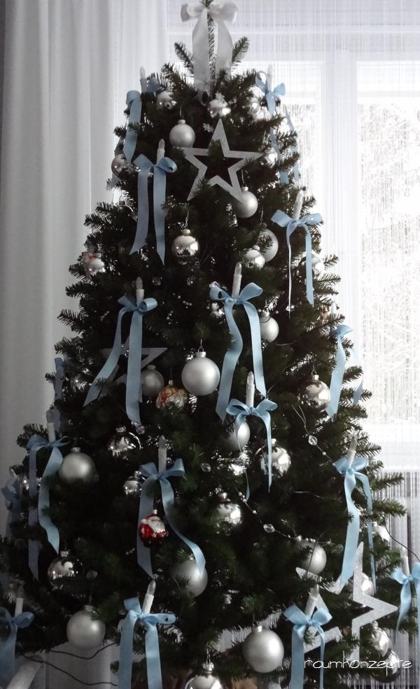 Weihnachtsbaum mit Silberschmuck und hellblauen Schleifen