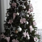 Weihnachtsbaum mit Silberschmuck und karierten Schleifen