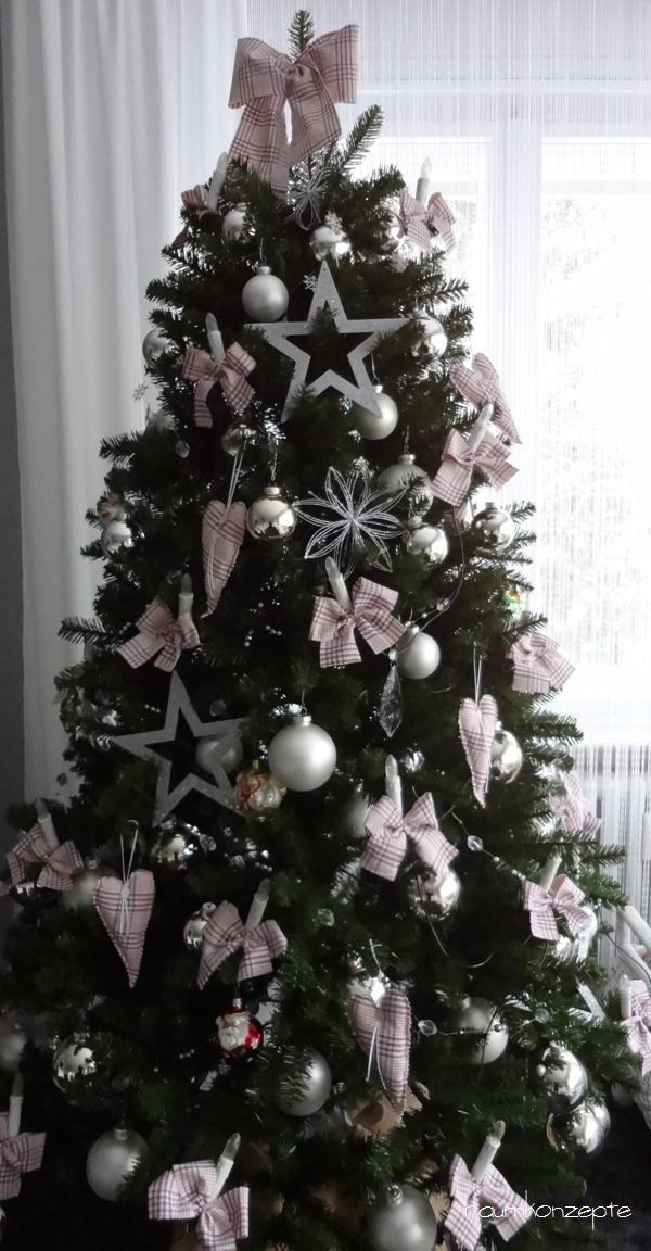 Weihnachtsbaum mit Silberschmuck und karierten Schleifen