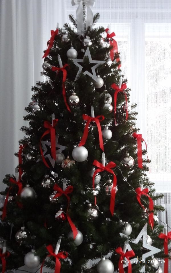 Weihnachtsbaum mit Silberschmuck und kleinen roten Schleifen