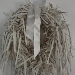 Tuerkranz aus geschreddertem Papier