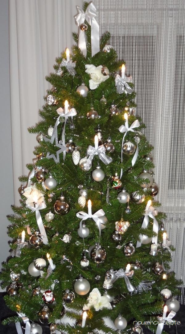 Weihnachtsbaum mit Silberschmuck und weissen Schleifen