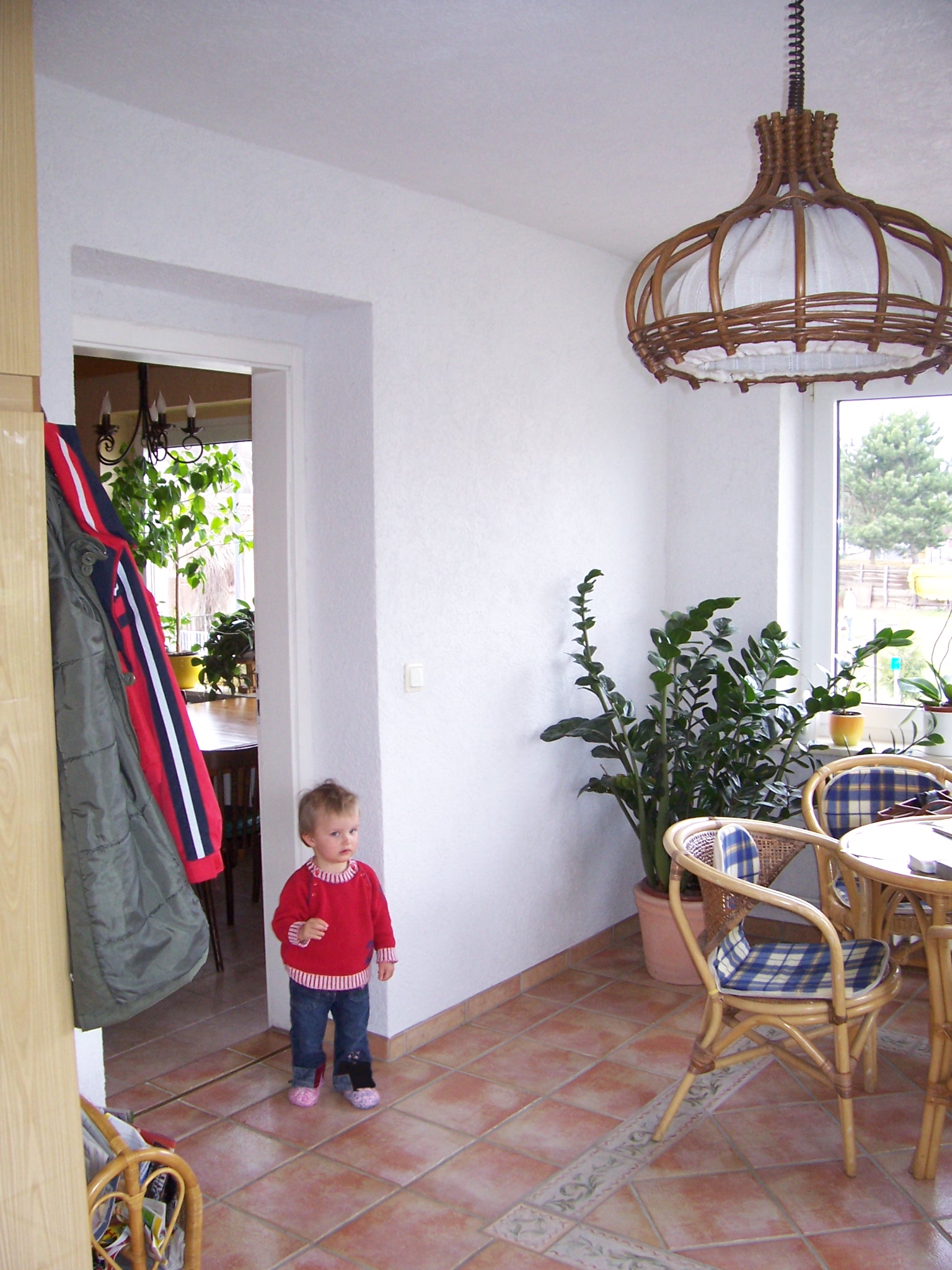 Eingangsbereich links vorUmgestaltung mit weisser Wand und Pflanze