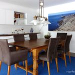 Esszimmer Essplatz nach Umgestaltung unter weisser Zimmerdecke und Wand mit Urlaubsbild