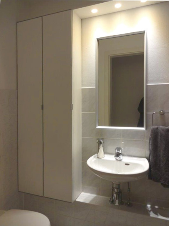 Gaeste-WC links nachher mit hohem Spiegel und Einbauschrank