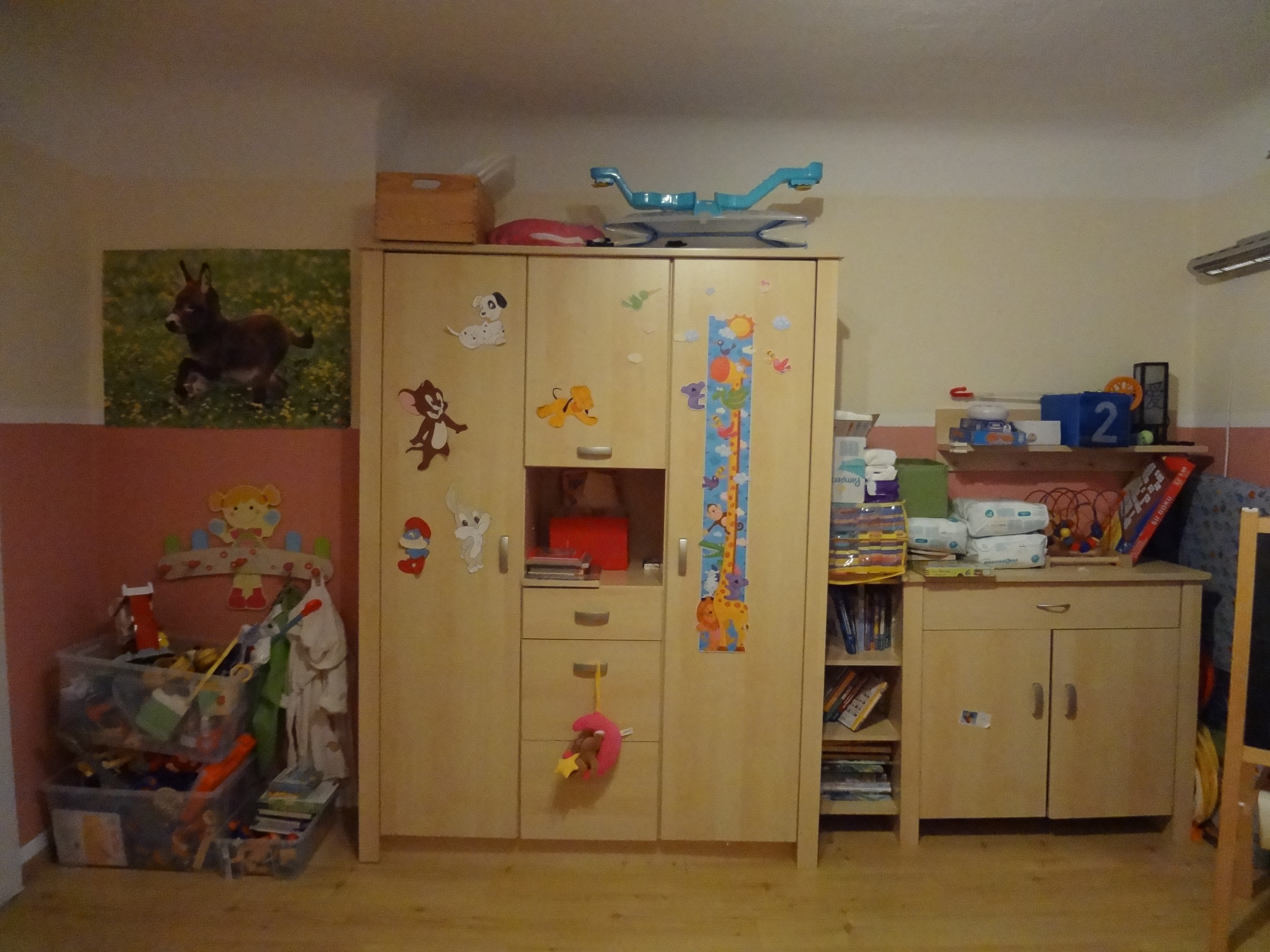 Kinderzimmer links vor Umgestaltung mit zu wenig Staumöglichkeiten