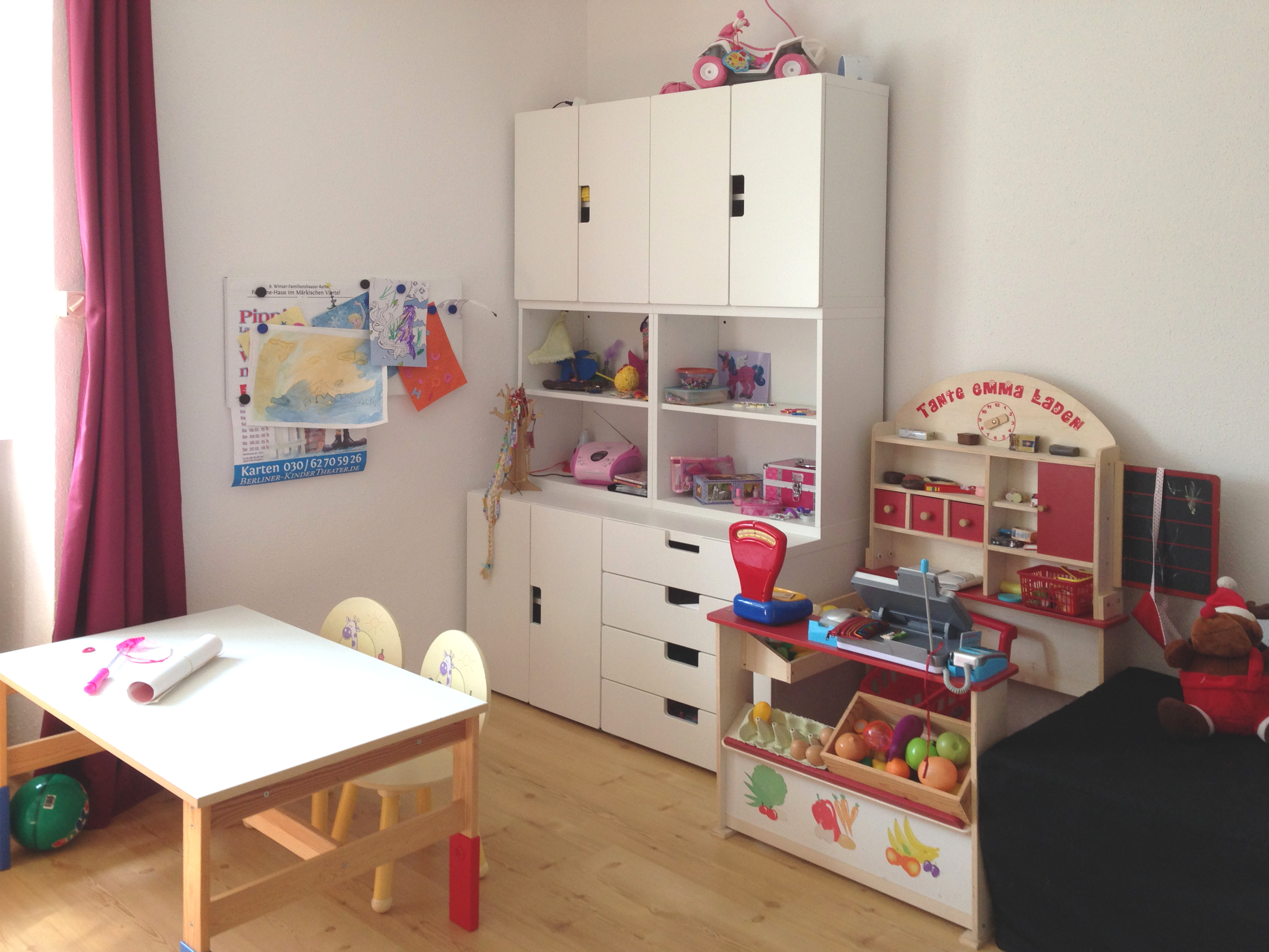 Kinderzimmer rechts nach Umgestaltung mit Kindertisch Stauraum und Kaufmannsladen