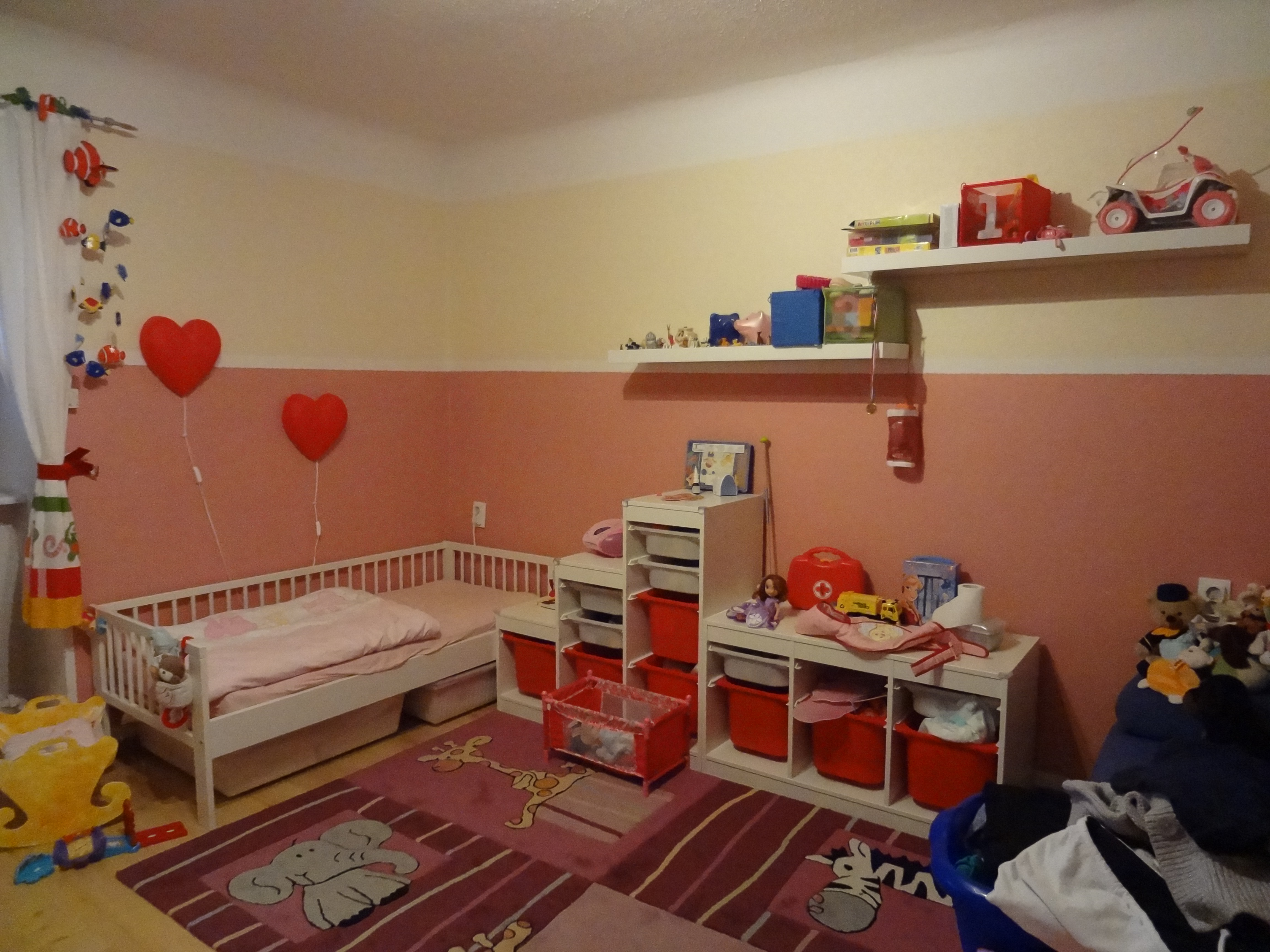 Kinderzimmer rechts vor Umgestaltung mit zu wenig Ordnungsmöglichkeiten