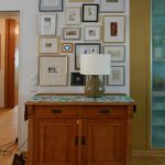 Kommode mit Bilderwand nach Umgestaltung mit strukturierter Bilderanordnung