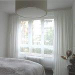 Schlafzimmer-Fenster mit Fadenstore und offener Uebergardine