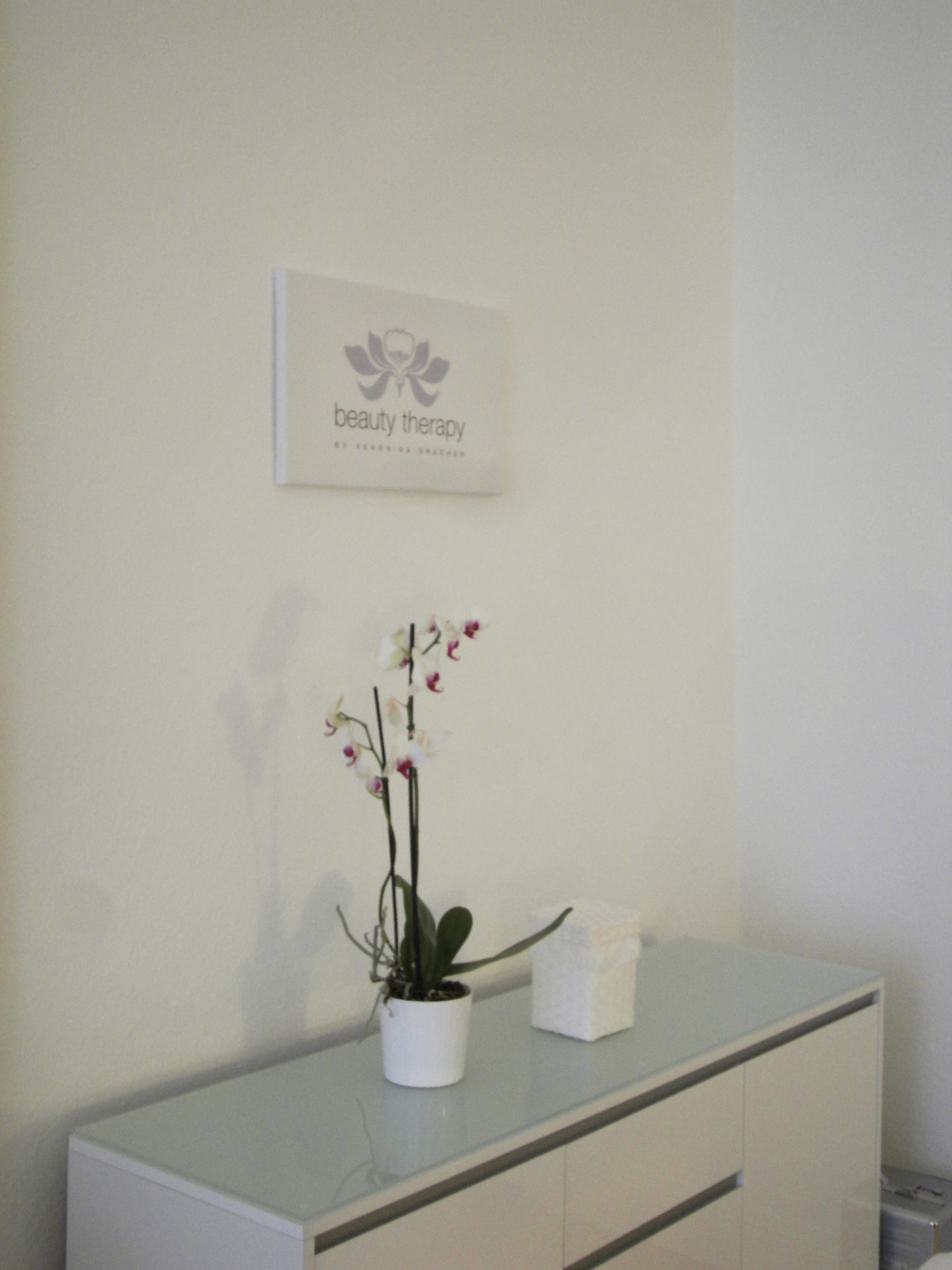 Sideboard mit Orchidee im Blumentopf