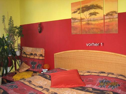 Schlafzimmer Rattan-Bett Kopfteil vor Umgestaltung mit roter Wand