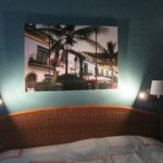 Schlafzimmer Rattan-Bett nach Umgestaltung mit farbiger Wand-Bild über Kopfteil