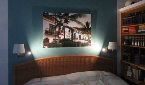 Schlafzimmer Rattan-Bett nach Umgestaltung mit farbiger Wand-Bild über Kopfteil