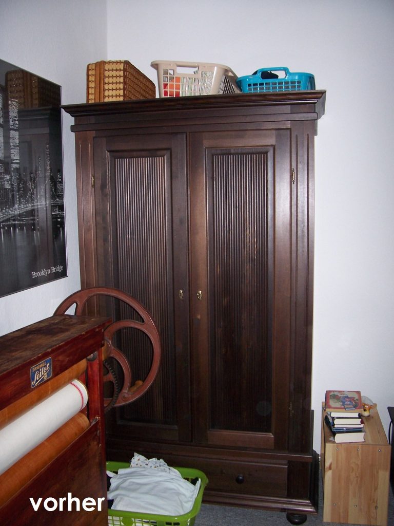 Schlafzimmer alter Kleiderschrank Platz vor Umgestaltung