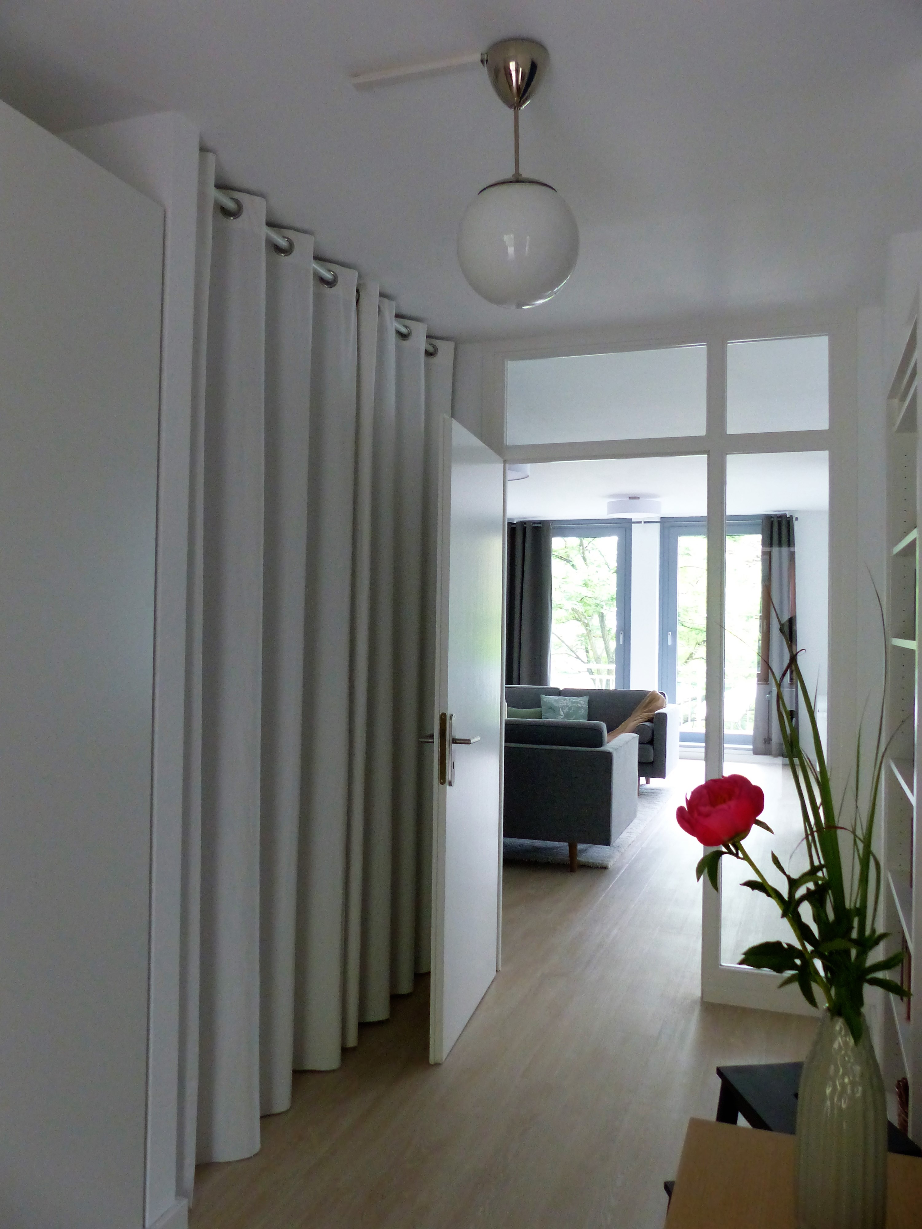 Wohnzimmer im modernen Single-Apartment - raumkonzepte