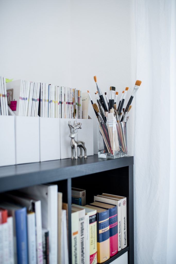 Ein Arbeitszimmer in Pink mit diversen Pinseln im Glasbehälter