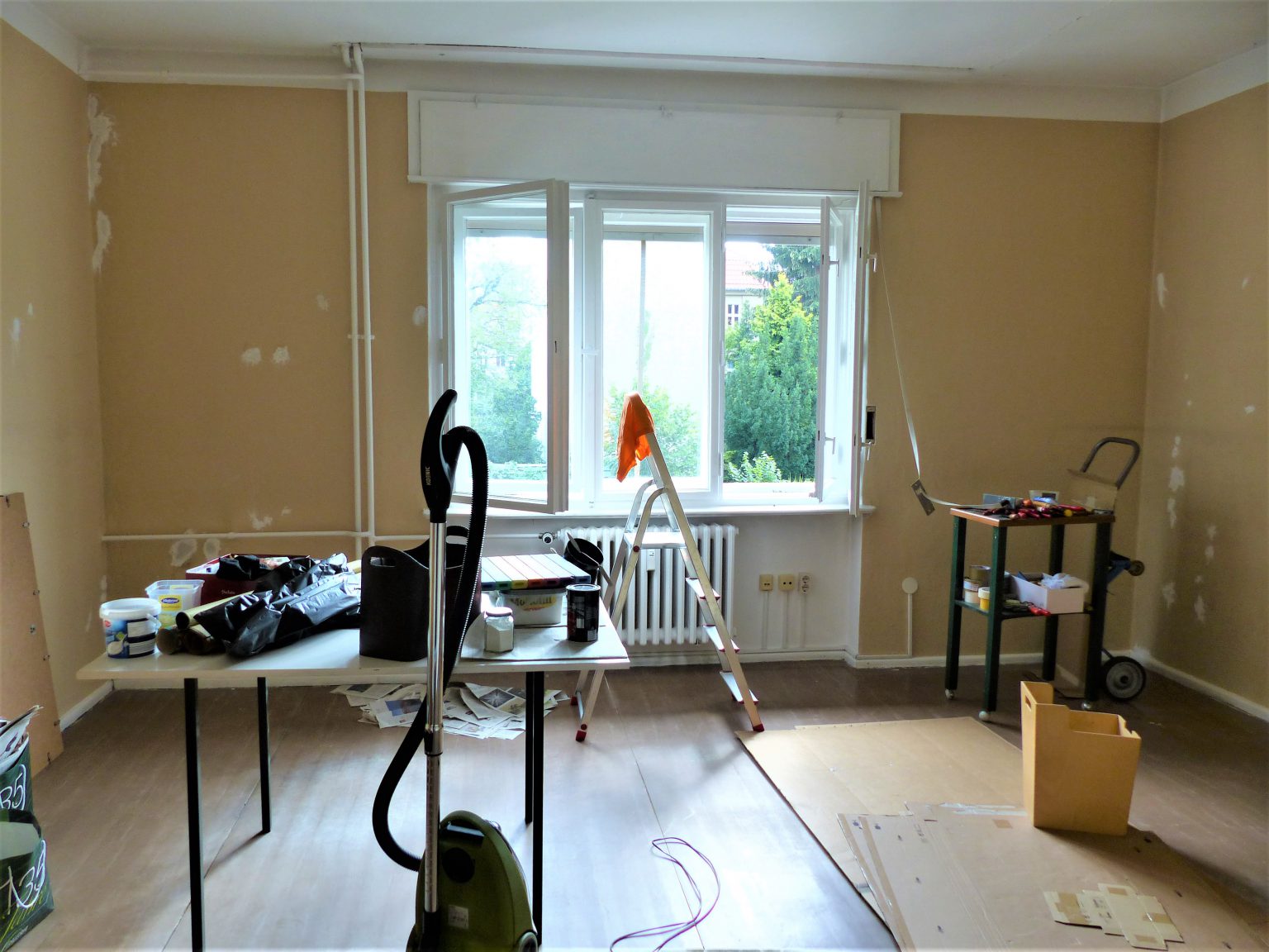 Ein weißes Schlafzimmer, viel Stauraum und kreative Lösungen - raumkonzepte