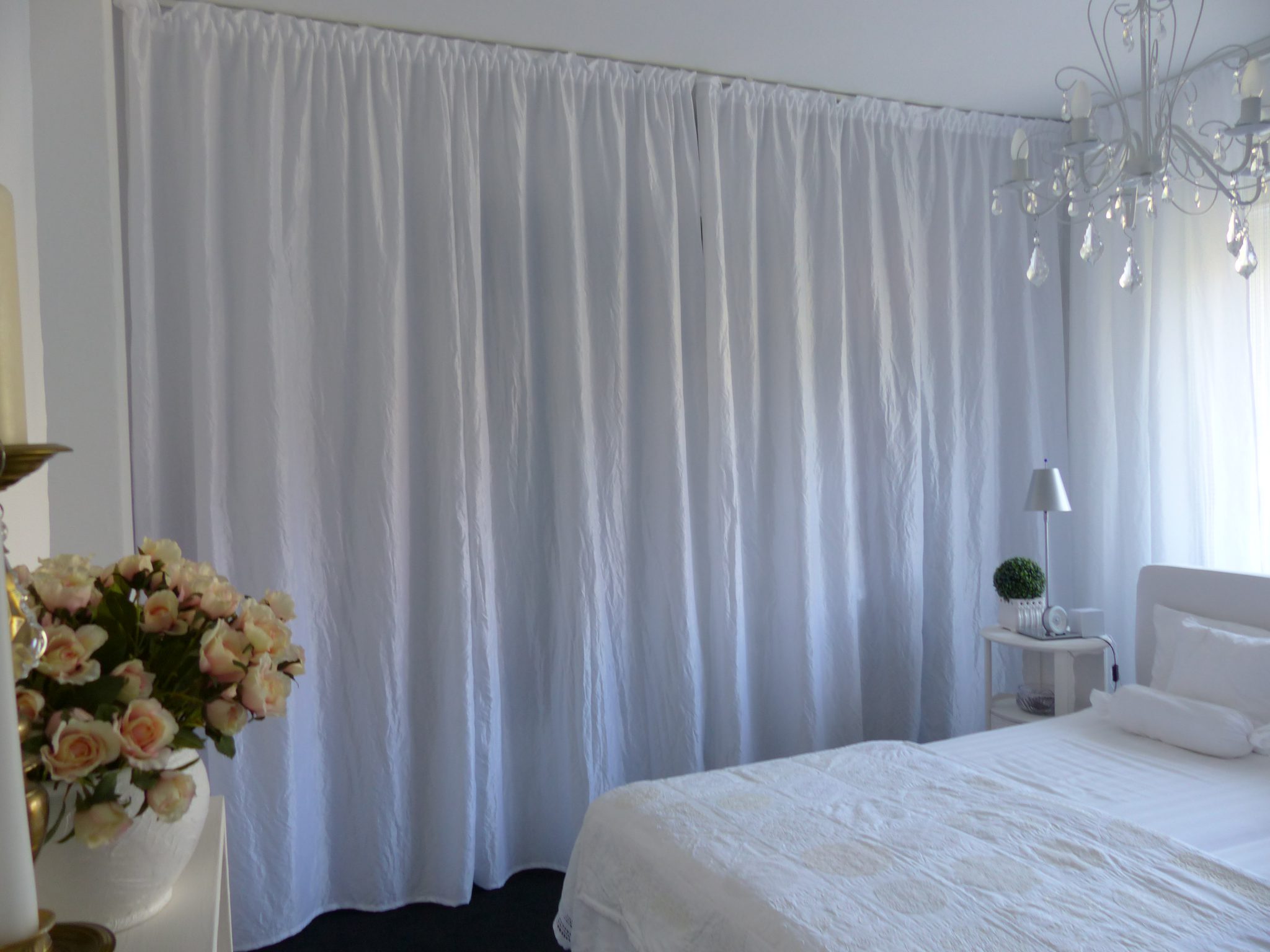 Ein weißes Schlafzimmer, viel Stauraum und kreative Lösungen - raumkonzepte