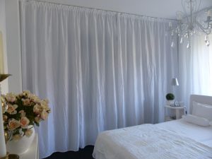 Ein weißes Schlafzimmer, viel Stauraum und kreative Lösungen - raumkonzepte