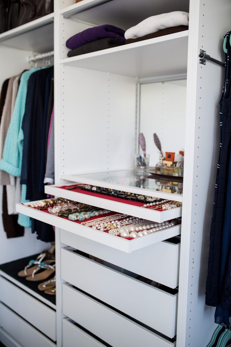 Ein weißes Schlafzimmer, viel Stauraum und kreative Lösungen - raumkonzepte