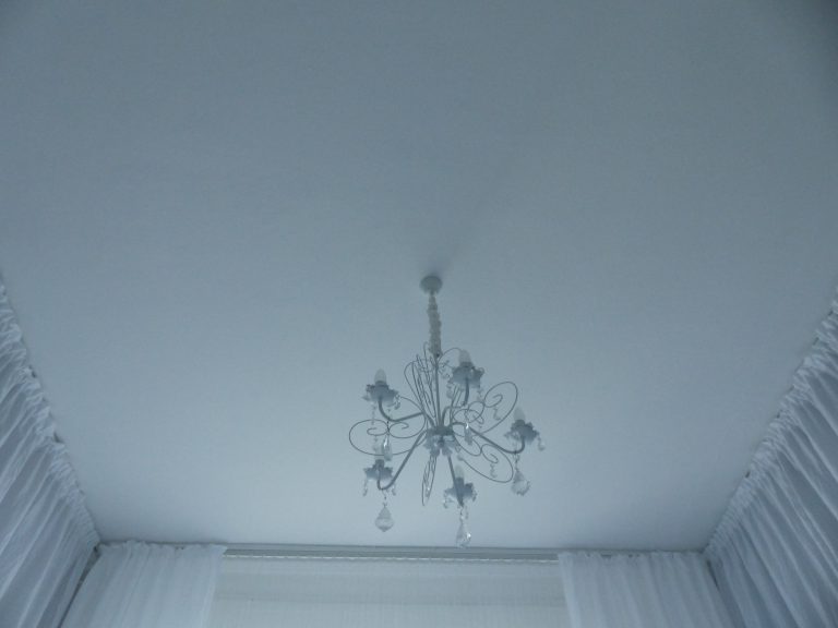 Ein weißes Schlafzimmer, viel Stauraum und kreative Lösungen - raumkonzepte