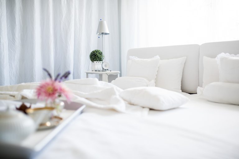 Ein weißes Schlafzimmer, viel Stauraum und kreative Lösungen - raumkonzepte