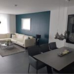 Wohn-Essbereich nachher mit dunkler Wandfarbe