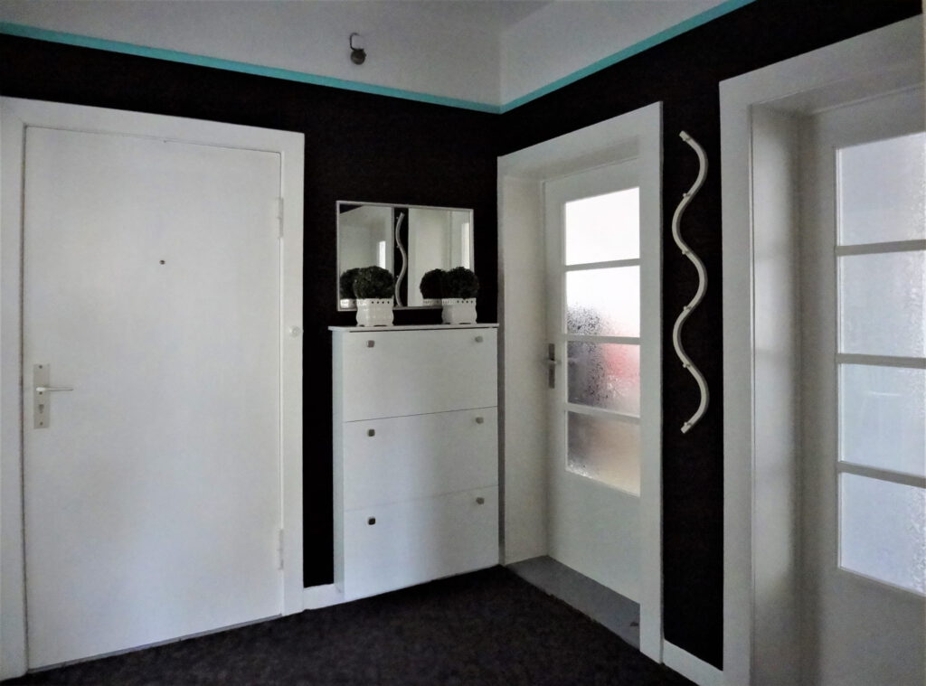 alter Schuhschrank vor Umgestaltung im Flur