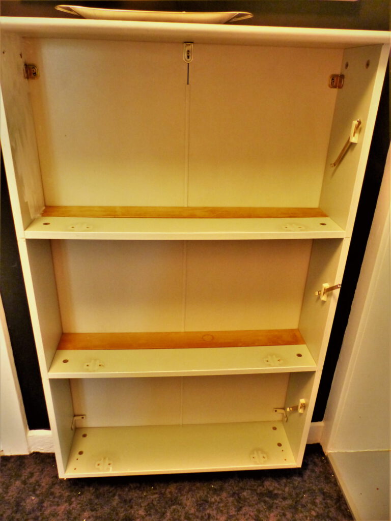 alter Schuhschrank in Arbeit