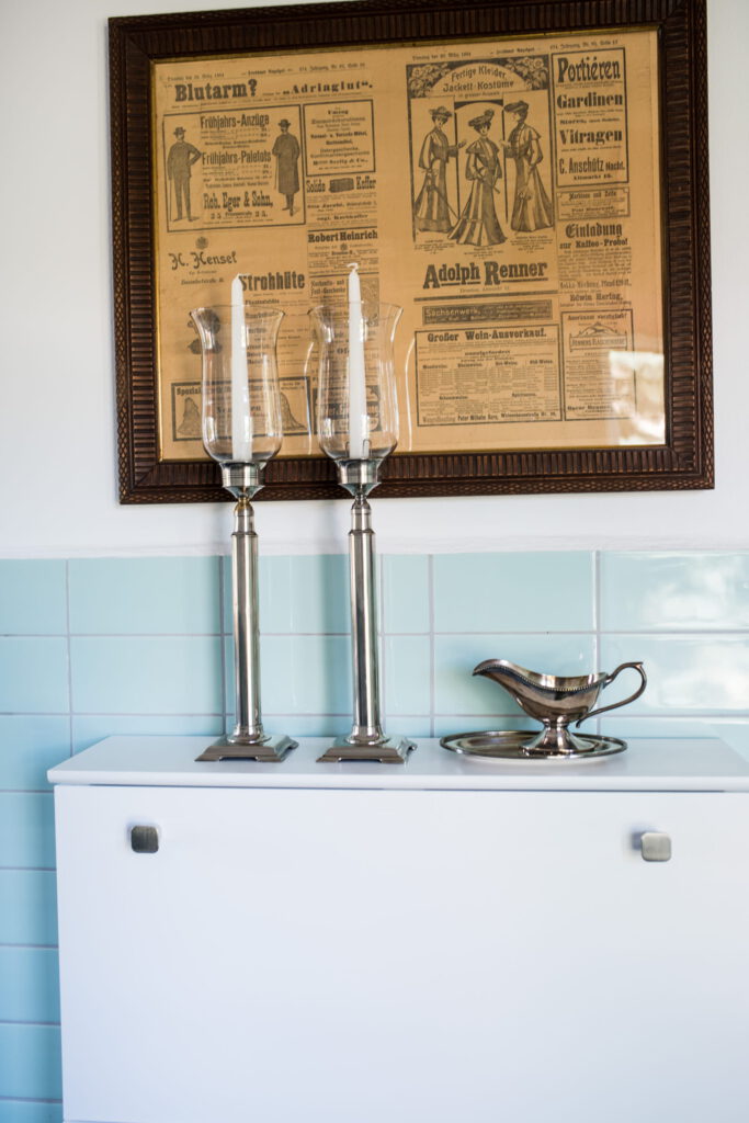 alter Schuhschrank nach Umgestaltung mit Wandbild von 1904