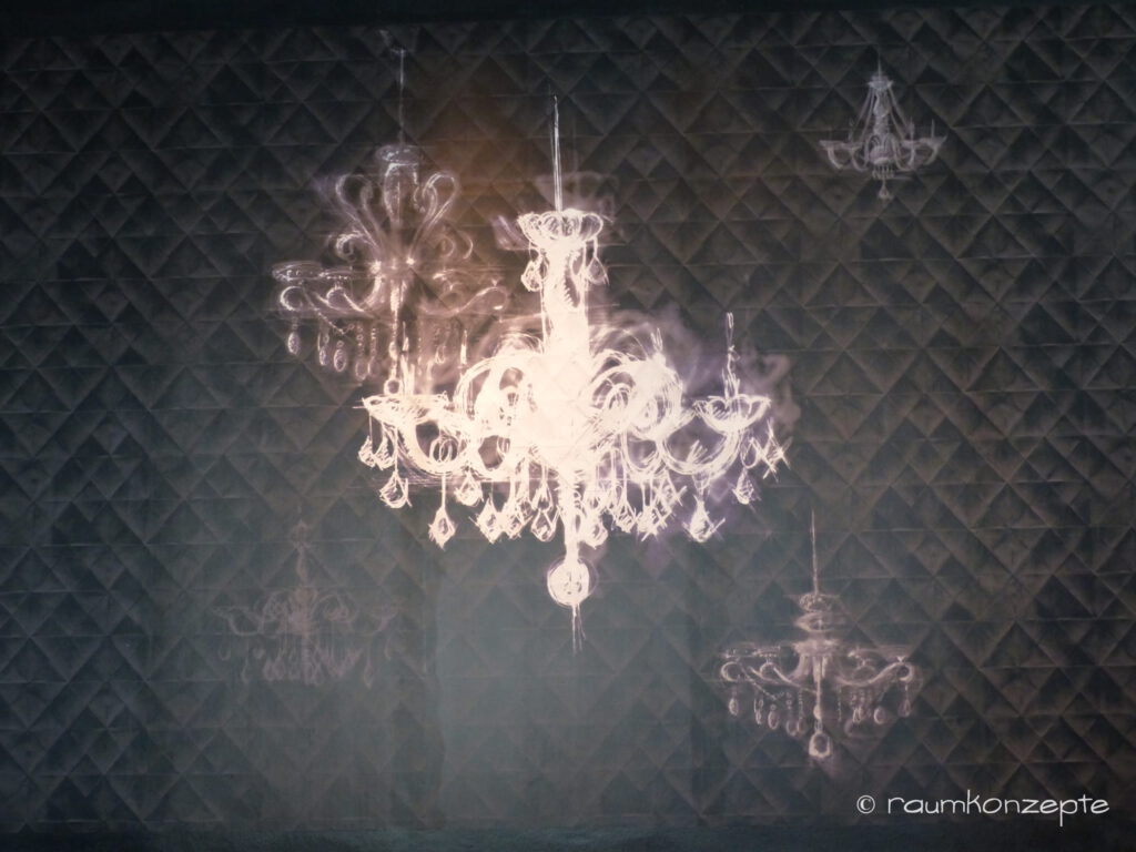 Aula Buehne Rueckseite nachher mit Kronleuchter-Tapete
