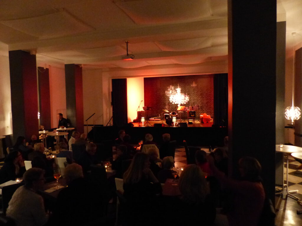 Aula Buehne Veranstaltung nachher mit Publikum