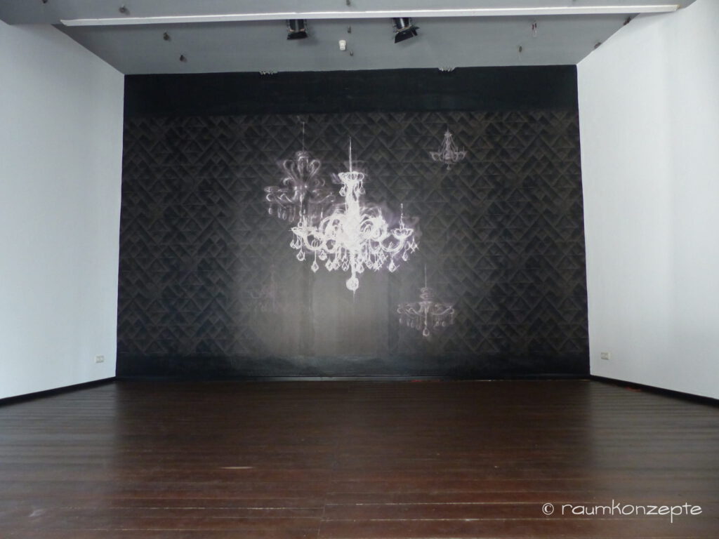 Aula Buehne nachher mit Rueckwandgestaltung