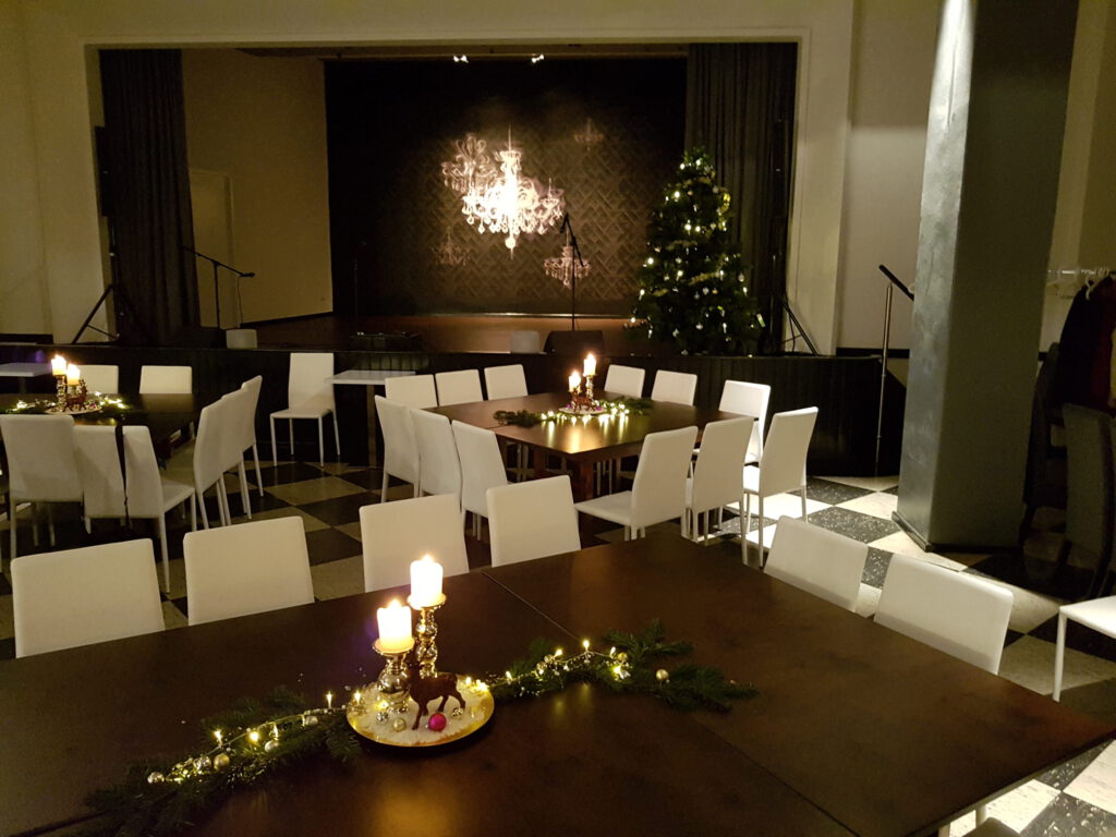 Aula Buehne voll bestuhlt nachher mit Weihnachtsdekoration