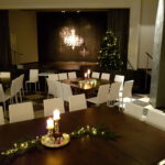 Aula Buehne voll bestuhlt nachher mit Weihnachtsdekoration