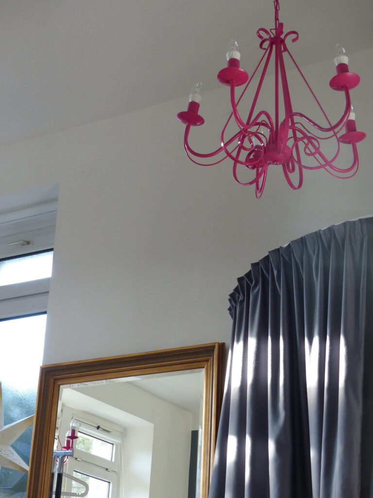 Aula Eingang Vorhang Leuchter nachher als Kronleuchter in Pink