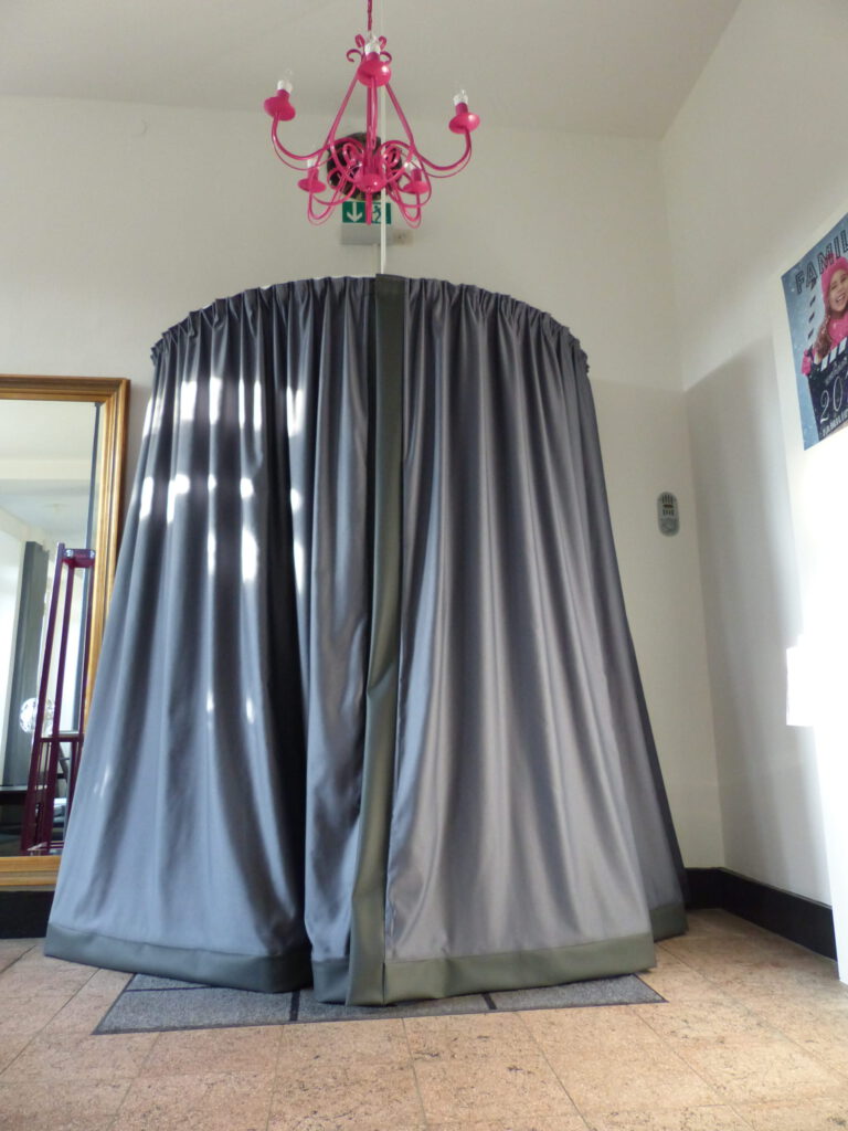 Aula Eingang Vorhang nachher als Windfang