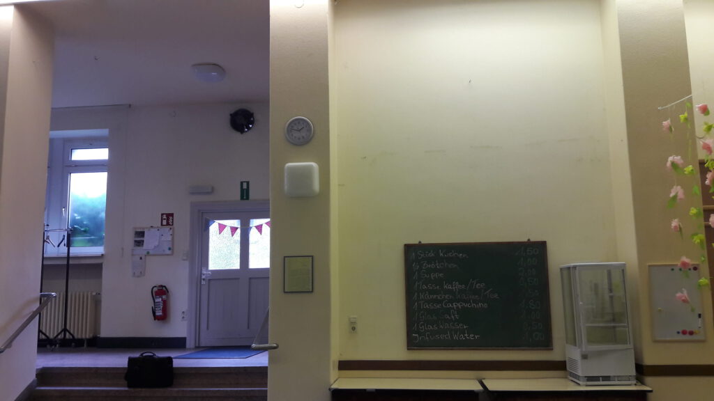 Aula Eingang vorher ohne Raum- und Farbkonzept