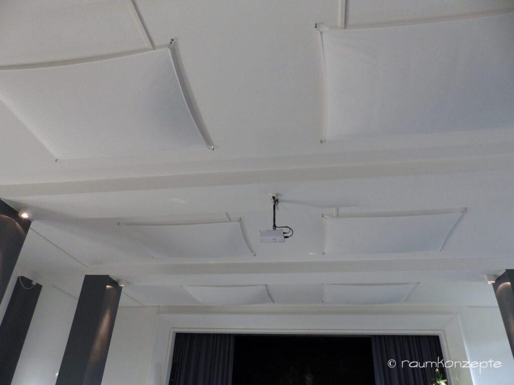 Aula Lampe1 nachher mit Deckenlampen und Beamer